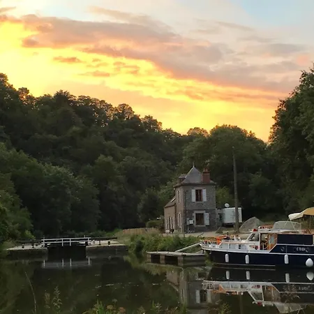 Prázdninový dům Quai Du Val Is A Charming Pet And Family Friendly Riverside In Lehon Close To Sleeps 7 *