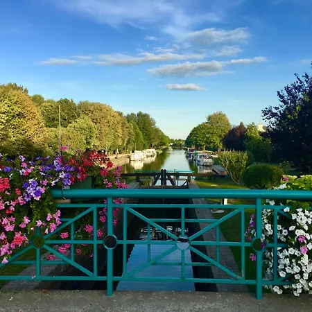 Quai Du Val Is A Charming Pet And Family Friendly Riverside In Lehon Close To Sleeps 7 Prázdninový dům *