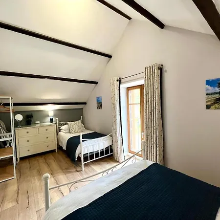 Quai Du Val Is A Charming Pet And Family Friendly Riverside In Lehon Close To Sleeps 7 Prázdninový dům